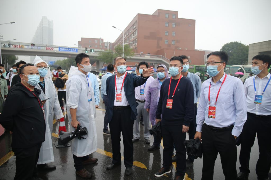 校领导深入一线检查指导迎新工作并慰问师生