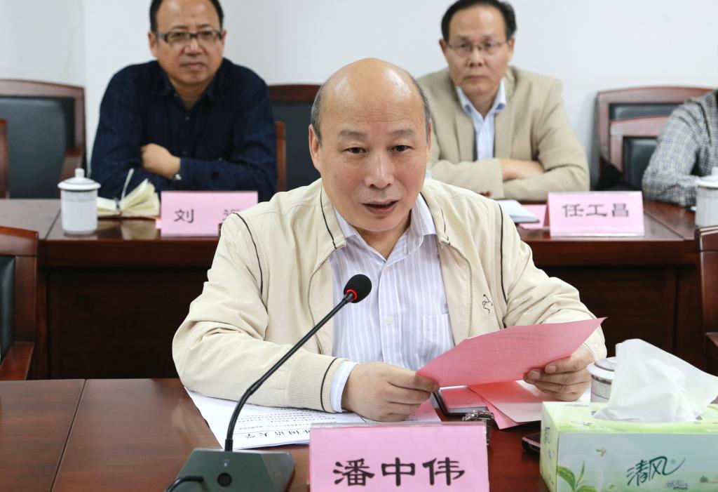 座谈会上 郝瑜和王军哲分别介绍了西安外国语大学的基本情况.